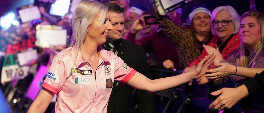 Die Größte. Fallon Sherrock war der Star der Darts-WM.