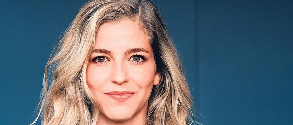 SKarina Canellakis, die Erste Gastdirigentin des RSB, verschiebt die Tongebirge in Beethovens Neunter ins Monumentale.