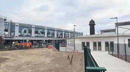 Kein Vorplatz, nirgends. Dafür gibt es ein Jahr nach Eröffnung des Ostkreuzes viel Sand und viele Zäune. Erst 2022 sollen die Flächen gepflastert und begrünt werden.