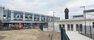 Kein Vorplatz, nirgends. Dafür gibt es ein Jahr nach Eröffnung des Ostkreuzes viel Sand und viele Zäune. Erst 2022 sollen die Flächen gepflastert und begrünt werden.