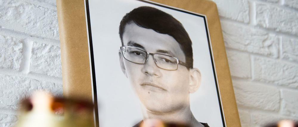 Ein Porträtfoto des ermordeten Investigativ-Journalisten Jan Kuciak steht vor den Räumen der Aktuality Redaktion.