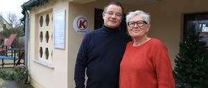 Willem Schoeber und seine Frau Anna Funke haben den alten Dorfkonsum wiederbelebt als Café, Bücherstation, Treffpunkt, Pilgerstätte.