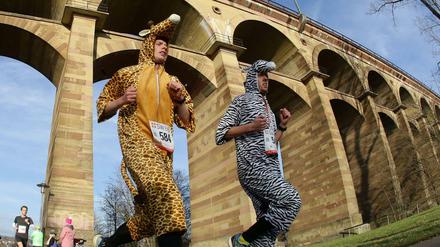 Richtung neues Jahr! Hier beim Silvesterlauf in Bietigheim. Und auch beim „Speck-weg-Marathon“ im Volkspark Prenzlauer Berg.