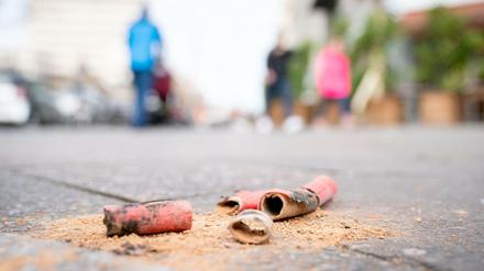 Ein explodierter Böller liegt auf dem Gehweg in Berlin Schöneberg in der Nähe der Pallasstraße. Weil in den vergangenen Jahren in einigen Gebieten Berlins Gruppen junger Männer Böller auf Polizisten und Feuerwehrleute warfen, legte der Senat zusätzliche Verbotszonen fest. Auf dem Alexanderplatz und in mehreren Straßen an der Pallasstraße in Schöneberg darf niemand Feuerwerk dabei haben oder abfeuern.