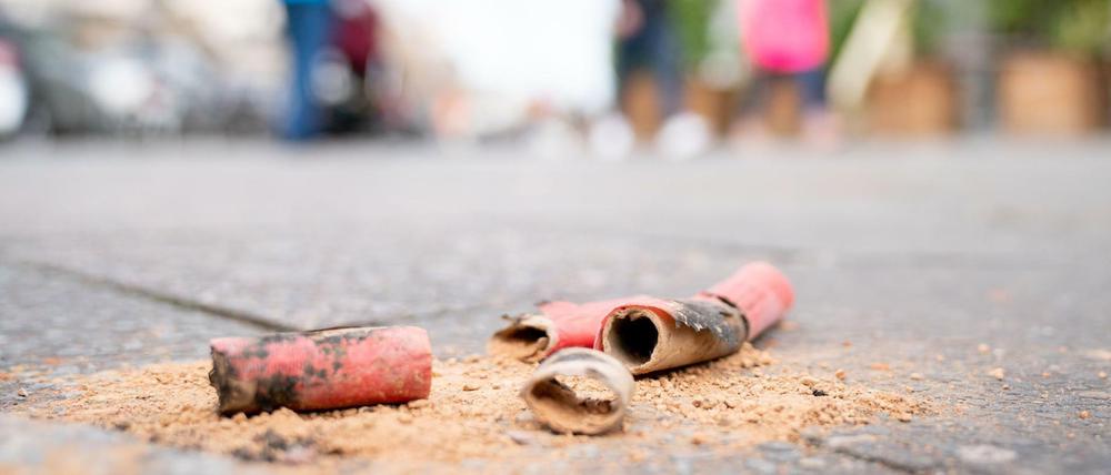 Ein explodierter Böller liegt auf dem Gehweg in Berlin Schöneberg in der Nähe der Pallasstraße. Weil in den vergangenen Jahren in einigen Gebieten Berlins Gruppen junger Männer Böller auf Polizisten und Feuerwehrleute warfen, legte der Senat zusätzliche Verbotszonen fest. Auf dem Alexanderplatz und in mehreren Straßen an der Pallasstraße in Schöneberg darf niemand Feuerwerk dabei haben oder abfeuern.