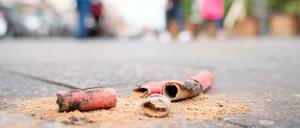 Ein explodierter Böller liegt auf dem Gehweg in Berlin Schöneberg in der Nähe der Pallasstraße. Weil in den vergangenen Jahren in einigen Gebieten Berlins Gruppen junger Männer Böller auf Polizisten und Feuerwehrleute warfen, legte der Senat zusätzliche Verbotszonen fest. Auf dem Alexanderplatz und in mehreren Straßen an der Pallasstraße in Schöneberg darf niemand Feuerwerk dabei haben oder abfeuern.