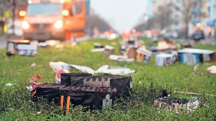 Nach der Party kommt das Aufräumen. Die Berliner Stadtreinigung hat mit 550 Mitarbeitern in den frühen Morgenstunden damit angefangen.