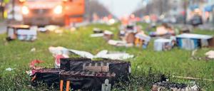 Nach der Party kommt das Aufräumen. Die Berliner Stadtreinigung hat mit 550 Mitarbeitern in den frühen Morgenstunden damit angefangen.