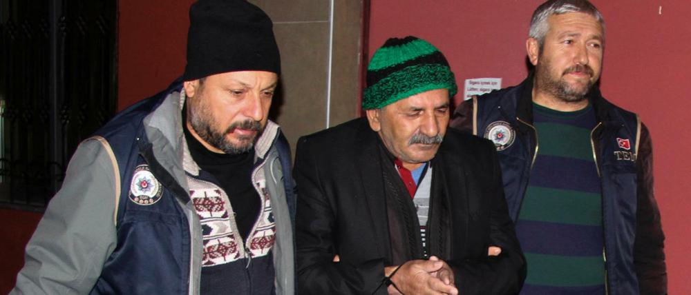 Sicherheitsbeamte führen in Kayseri einen Mann ab, der im Rahmen von landesweiten Razzien festgenommen wurde.