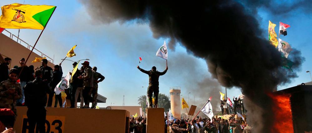 Mit Feuer und Verwünschungen. Hunderte pro-iranische Demonstranten versuchten, die US-Botschaft in Bagdad zu stürmen.