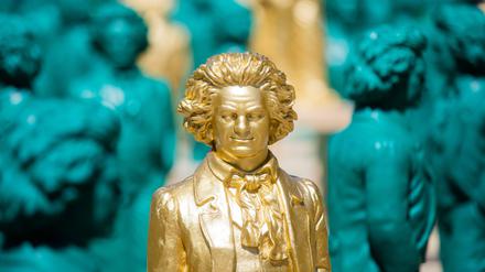 700 Mal stand der Meister als lächelnde Statue während einer Kunstaktion im Sommer 2019 auf dem Münsterplatz in Bonn.
