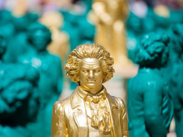 700 Mal stand der Meister als lächelnde Statue während einer Kunstaktion im Sommer 2019 auf dem Münsterplatz in Bonn.