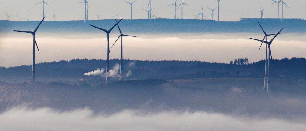 Windräder ragen beim Blick vom Großen Feldberg im Taunus auf den Höhen des Vordertaunus aus der Nebeldecke
