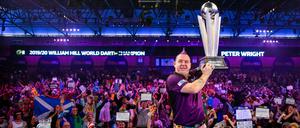 Peter Wright jubelt und zeigt die Sid-Waddell-Trophäe. 