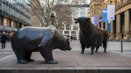 Bulle und Bär vor der Börse.