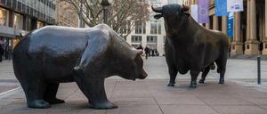 Bulle und Bär vor der Börse.