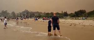 Menschen am Strand von Batemans Bay in Australien