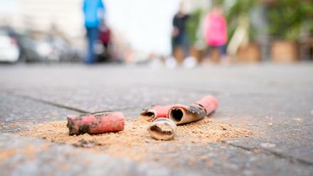Auf dem Alexanderplatz und in mehreren Straßen an der Pallasstraße in Schöneberg darf niemand Feuerwerk dabei haben oder abfeuern. 