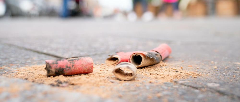 Auf dem Alexanderplatz und in mehreren Straßen an der Pallasstraße in Schöneberg darf niemand Feuerwerk dabei haben oder abfeuern.