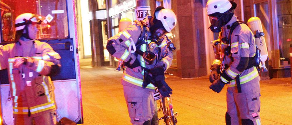 Die Berliner Feuerwehr und die Gewerkschaft der Polizei sprechen von einer neuen Dimension der Gewalt gegenüber Einsatzkräften in der Silvesternacht.