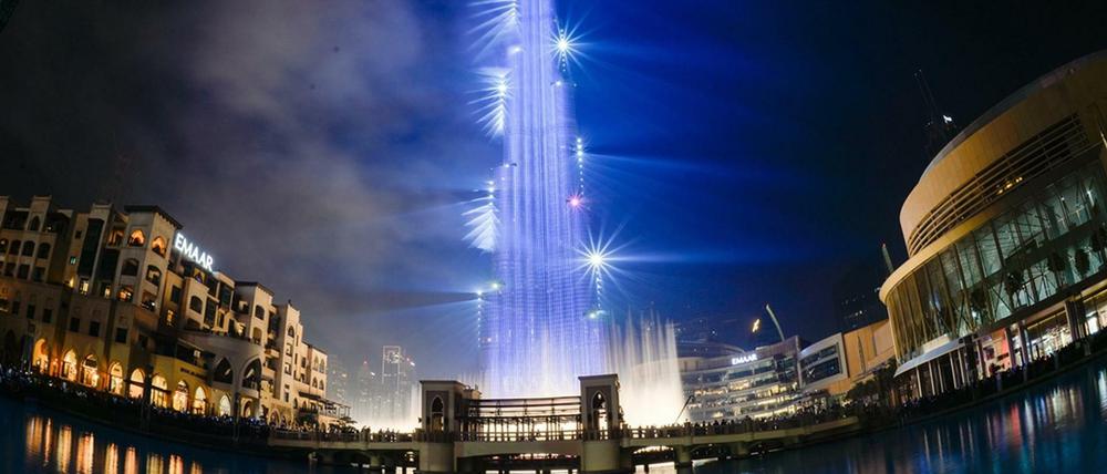 Der Burj Khalifa, das höchste Gebäude der Welt, leuchtet während der Neujahrsfeierlichkeiten in Dubai.