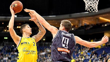 Albas Bogdan Radosavljevic (li.) im Pokalspiel gegen den Mitteldeutschen BC. 