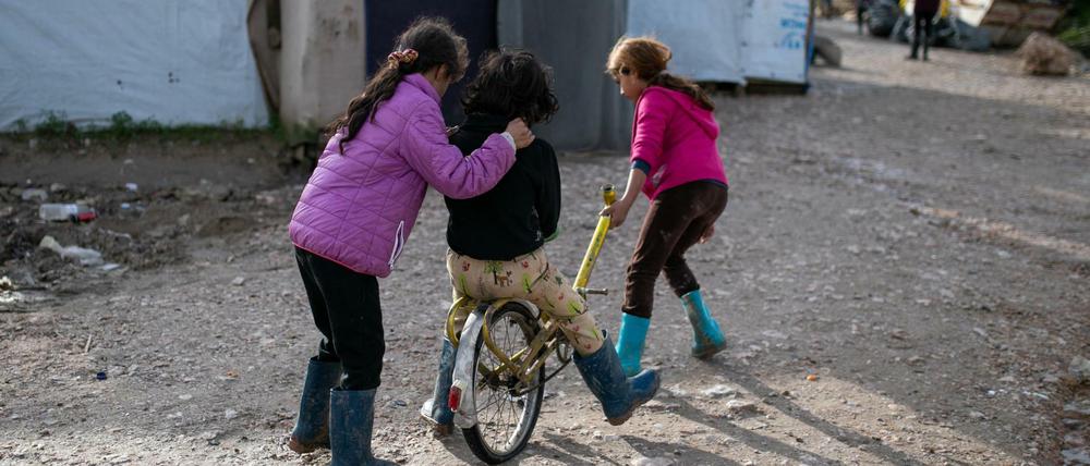 Kinder spielen im Flüchtlingslager Vial auf der griechischen Insel Chios. In den Flüchtlingslagern sind nach Angaben aus Athen um die 40 000 Menschen untergebracht, obwohl nur Platz für rund 7500 Menschen ist.
