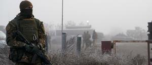 Ein ukrainischer Soldat bewacht ein Gebiet in der Nähe von Odradiwka, Ostukraine.