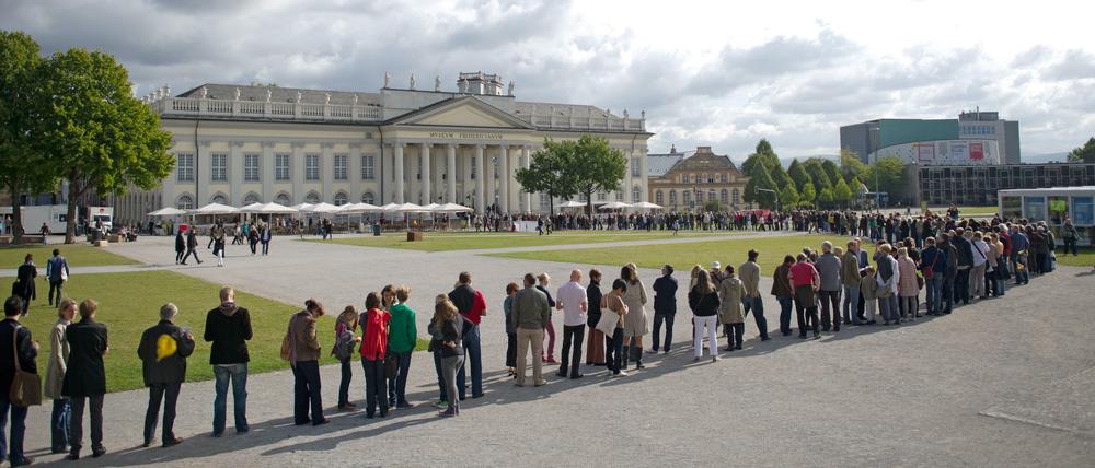 Warten vor dem Fridericianum während der documenta 13, 2016.