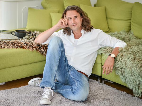 Veit Lindau in seinem Wohnzimmer in Baden-Baden.