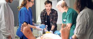 Simulationsmedizin bedeutet an der Charité, dass Studierende an Puppen üben. Beim Studium an der EDU-Hochschule wird die gesamte Theorie in Online-Seminaren gelernt. 