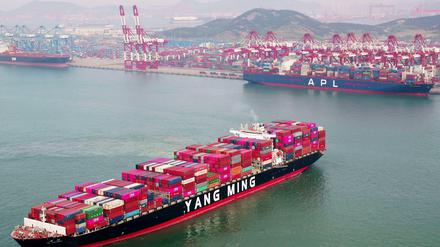 Ein Containerschiff verlässt die Werft in Qingdao in der ostchinesischen Provinz Shandong.