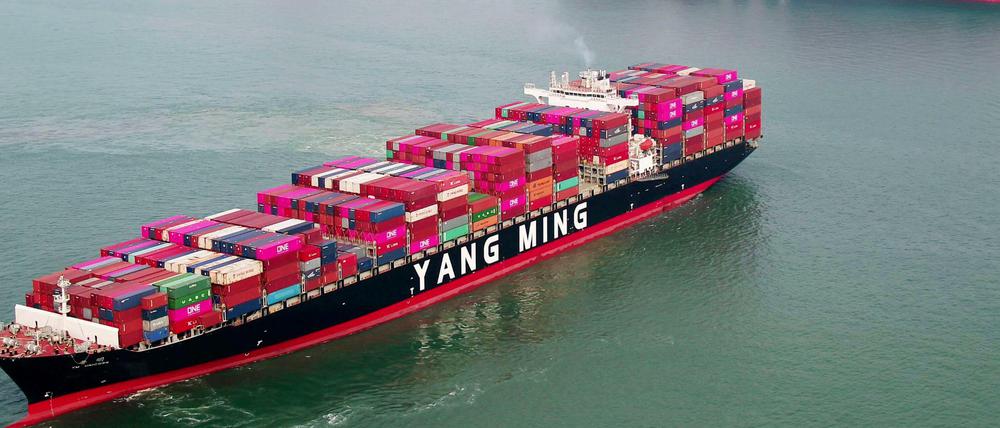 Ein Containerschiff verlässt die Werft in Qingdao in der ostchinesischen Provinz Shandong.