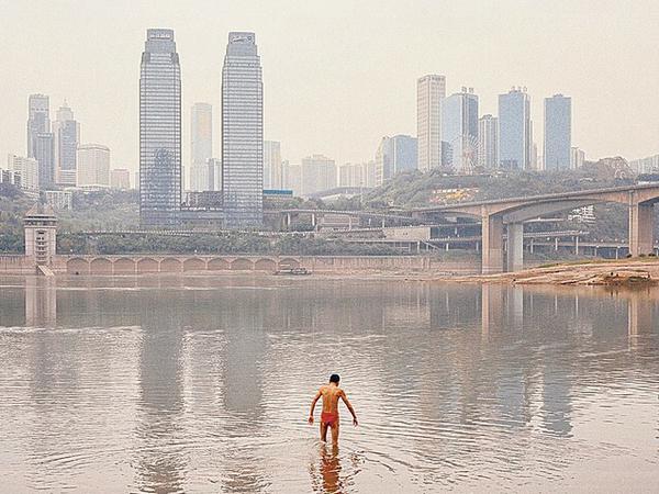 Der Fluss Jangtse bei der 30-Millionen-Stadt Chongqing, China.