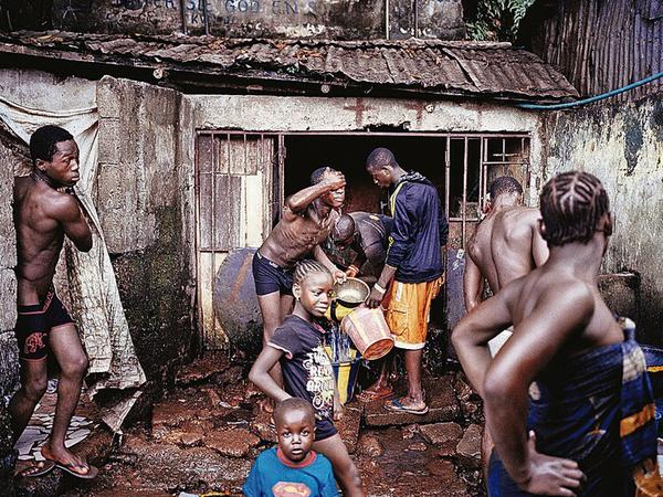 Brunnen in Kroo Bay, Freetown, Sierra Leone.