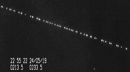 Perlenhimmel. Eine Gruppe gerade gestarteter Starlink-Satelliten, aufgenommen über Leiden in den Niederlanden am 24. Mai 2019. 