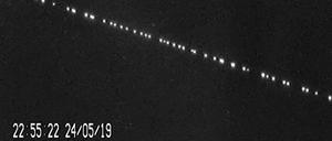 Perlenhimmel. Eine Gruppe gerade gestarteter Starlink-Satelliten, aufgenommen über Leiden in den Niederlanden am 24. Mai 2019. 