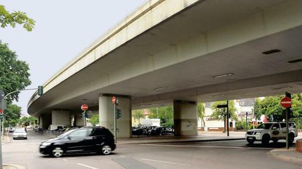 Grau in Grau: Die Autobahnbrücke zur Stadtautobahn am Breitenbachplatz in Berlin-Steglitz. 