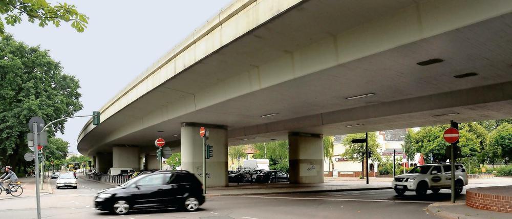 Grau in Grau: Die Autobahnbrücke zur Stadtautobahn am Breitenbachplatz in Berlin-Steglitz. 