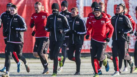 Auf weißem Geläuf. Auch Grischa Prömel (r.) joggte wieder mit der Mannschaft über den Platz.
