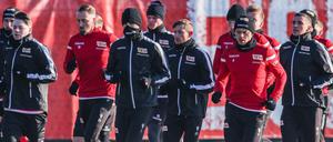 Auf weißem Geläuf. Auch Grischa Prömel (r.) joggte wieder mit der Mannschaft über den Platz.