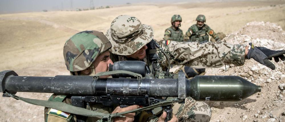 Soldaten der Bundeswehr bilden im Irak Sicherheitskräfte aus - nun wurde das Training vorerst gestoppt.