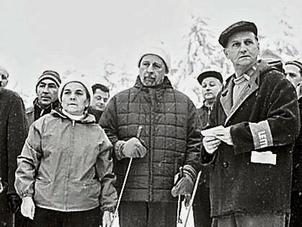 Walter Ulbricht (Mitte) für hier gern Ski.