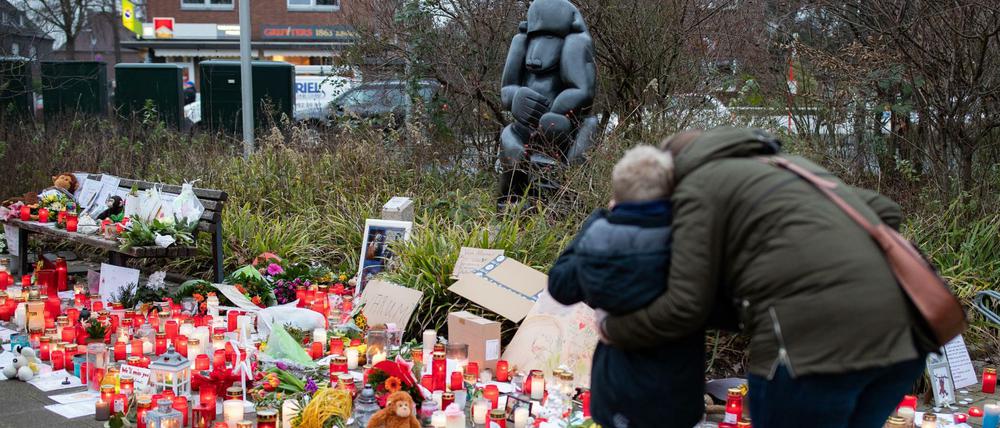 Vor dem Krefelder Zoo liegen zahlreiche Bilder, Plüschtiere und Kerzen – 30 Tiere verbrannten in der Silvesternacht. 
