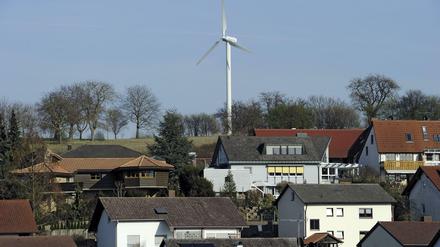 Windrad über Wössingen in Baden-Württemberg.