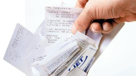 Kaum gedruckt, schon Müll. Die neue Bonpflicht sei umweltschädlich und teuer, klagen Händler. Einige haben den Papierkorb gleich neben die Kasse gestellt. 
