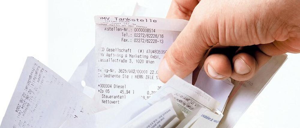 Kaum gedruckt, schon Müll. Die neue Bonpflicht sei umweltschädlich und teuer, klagen Händler. Einige haben den Papierkorb gleich neben die Kasse gestellt.