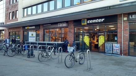 In diesem Supermarkt in Kleinmachnow trugen Mitarbeiter Oberteile mit NS-Propaganda. 