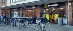 In diesem Supermarkt in Kleinmachnow trugen Mitarbeiter Oberteile mit NS-Propaganda. 