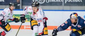 Louis-Marc Aubry von den Eisbären (vorne links) will endlich mal wieder gegen München gewinnen (rechts Derek Roy). 